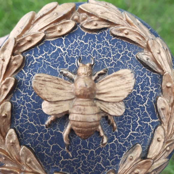 Small Round Gold Metallic 3D Bee Trinket Box - Picture 3 of 10